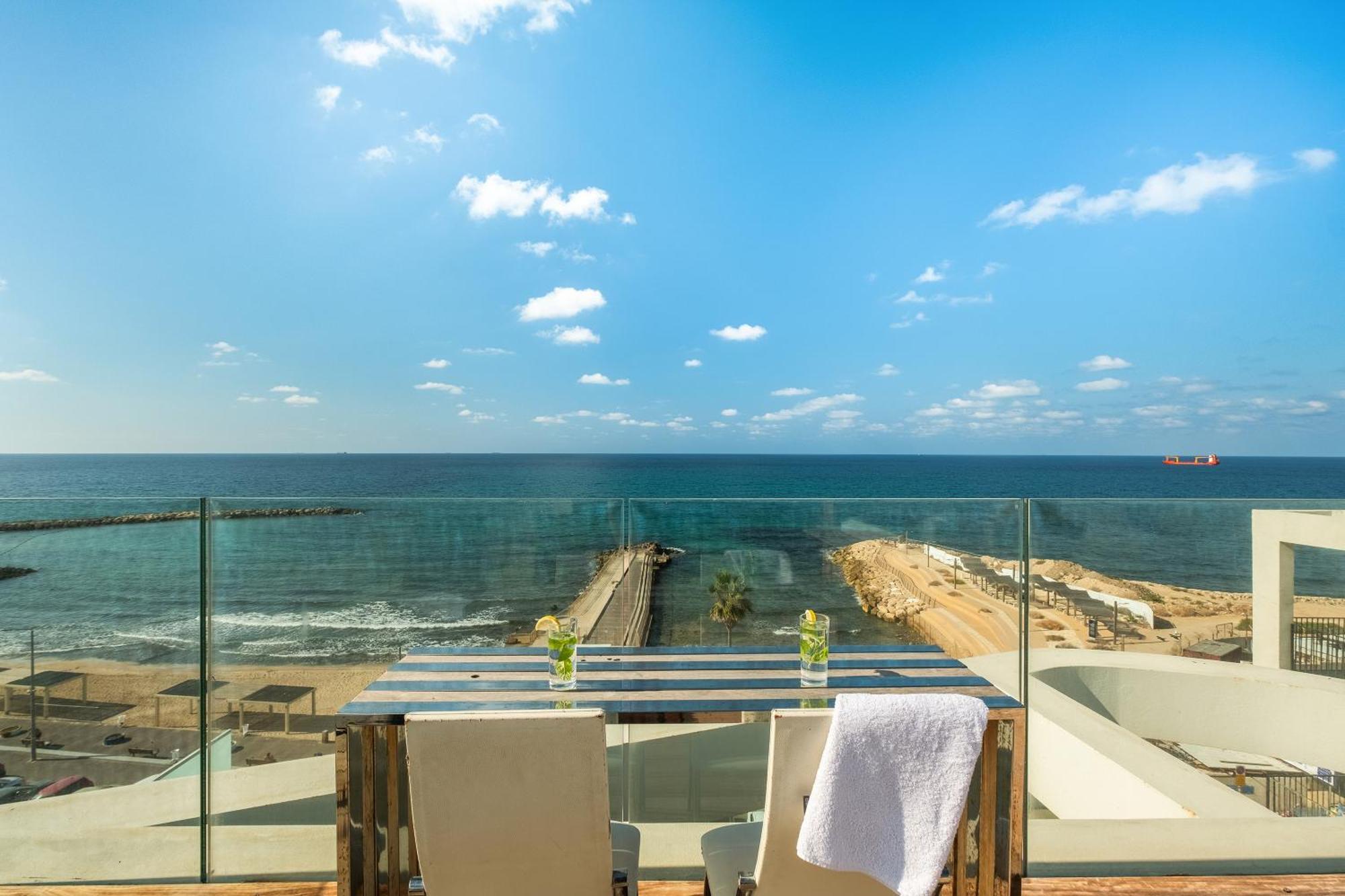 Penthouse 3Br + Roof Top + Parking - On The Beach Haifa Exteriör bild