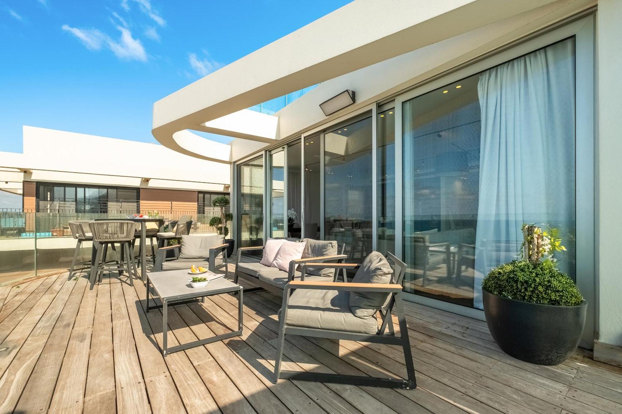 Penthouse 3Br + Roof Top + Parking - On The Beach Haifa Exteriör bild