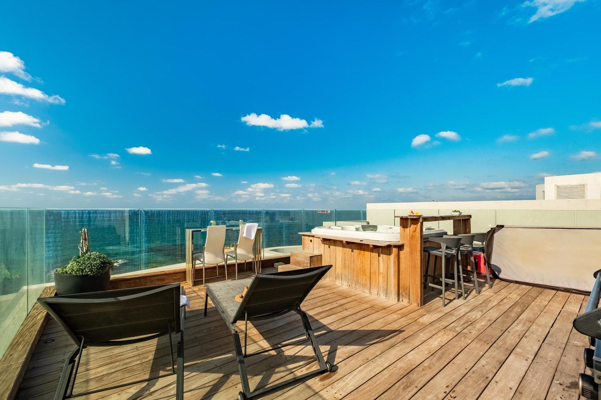 Penthouse 3Br + Roof Top + Parking - On The Beach Haifa Exteriör bild