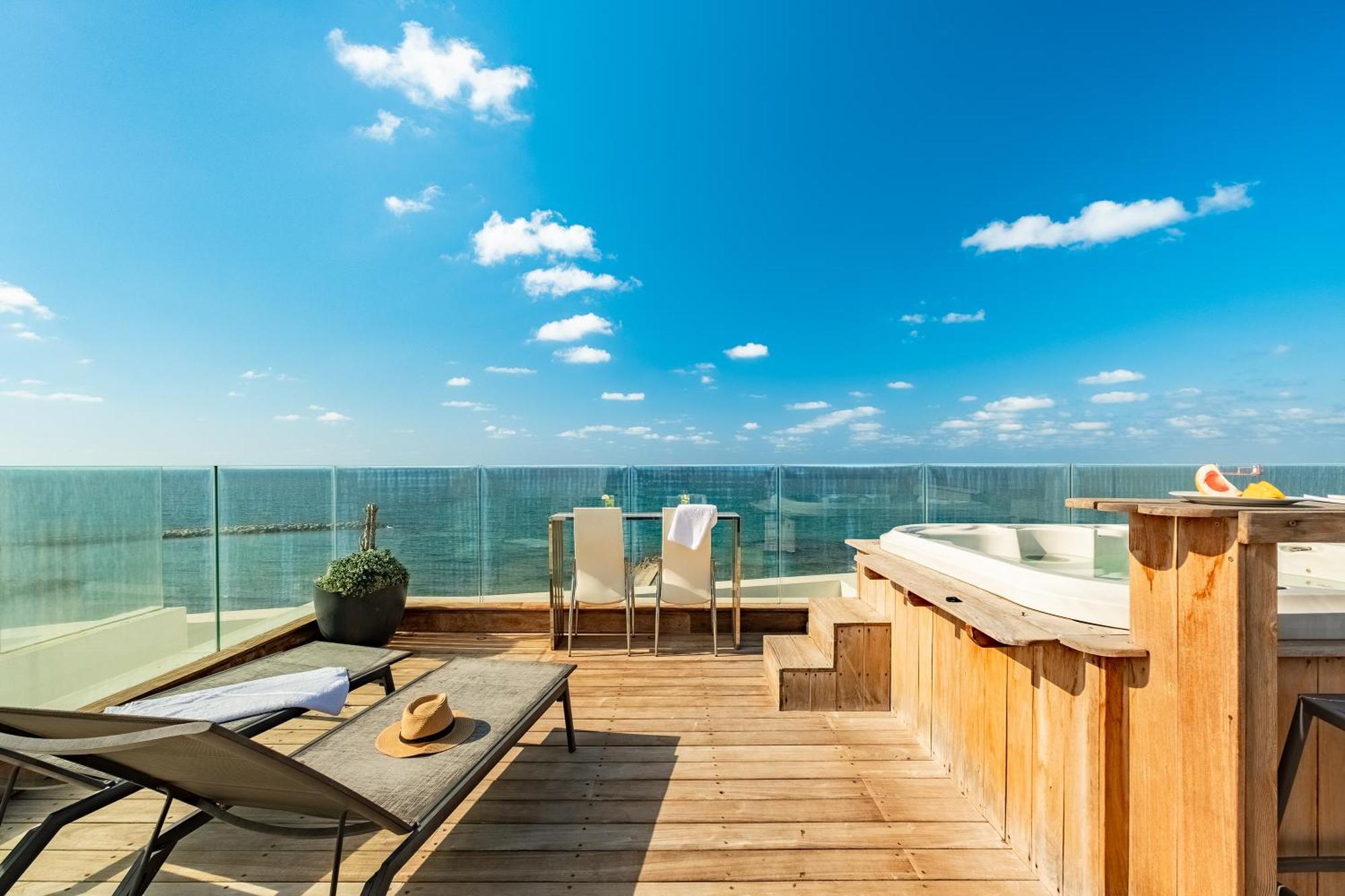 Penthouse 3Br + Roof Top + Parking - On The Beach Haifa Exteriör bild