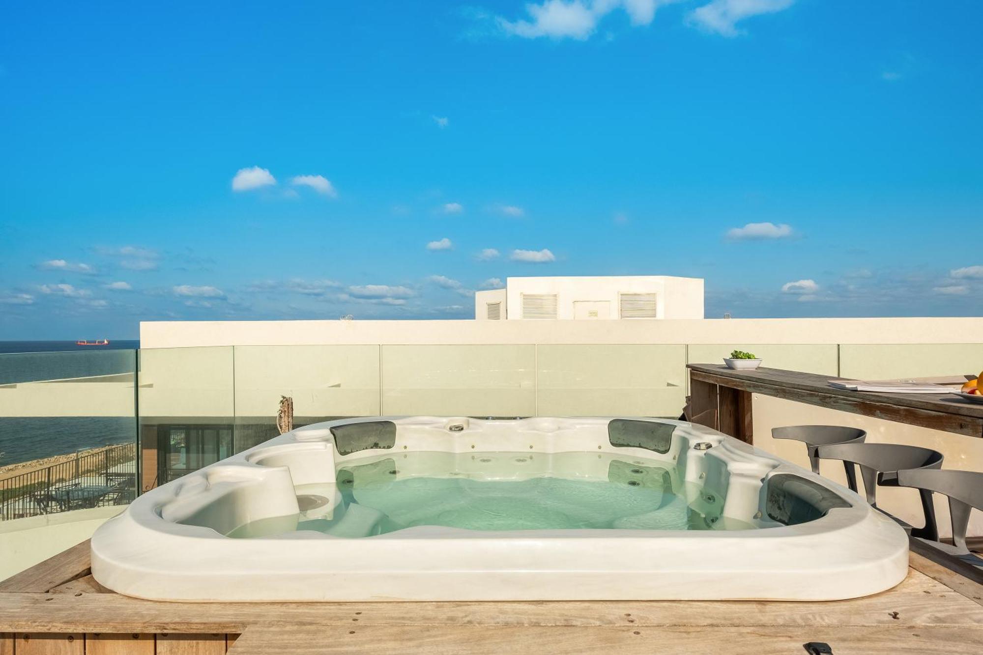 Penthouse 3Br + Roof Top + Parking - On The Beach Haifa Exteriör bild