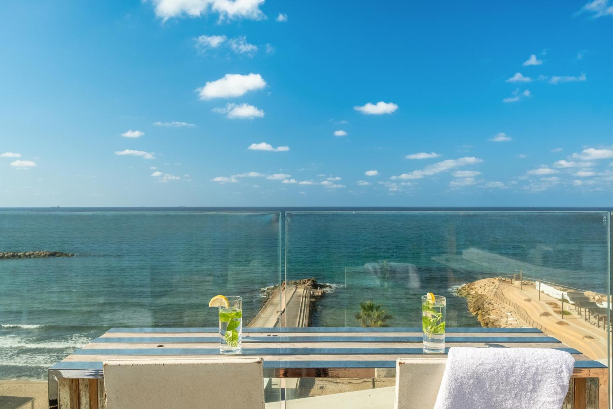 Penthouse 3Br + Roof Top + Parking - On The Beach Haifa Exteriör bild