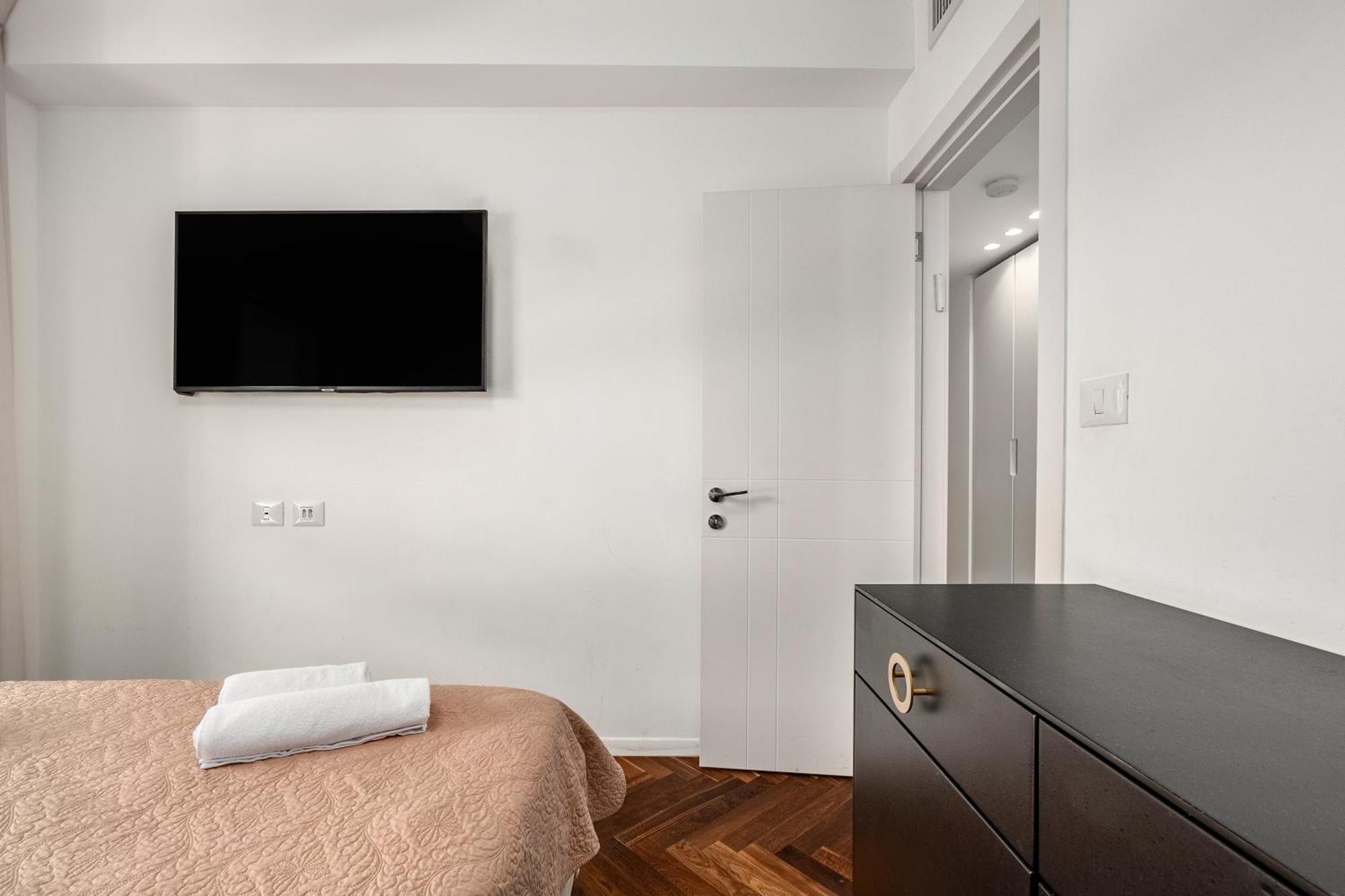 Penthouse 3Br + Roof Top + Parking - On The Beach Haifa Exteriör bild